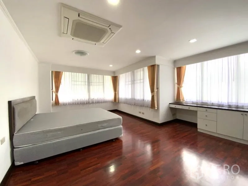公寓 出租在Watthana, Bangkok - 主卧面积大，多面采光，天花机空调与内置柜体齐全。