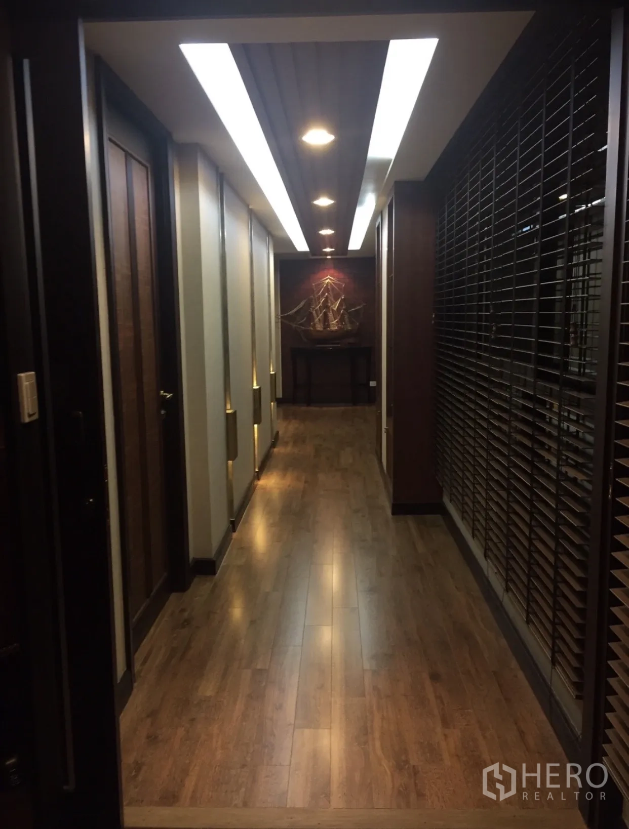 公寓 出售在Yan Nawa, Bangkok - 现代走廊，木地板与线性嵌入式吊顶灯。