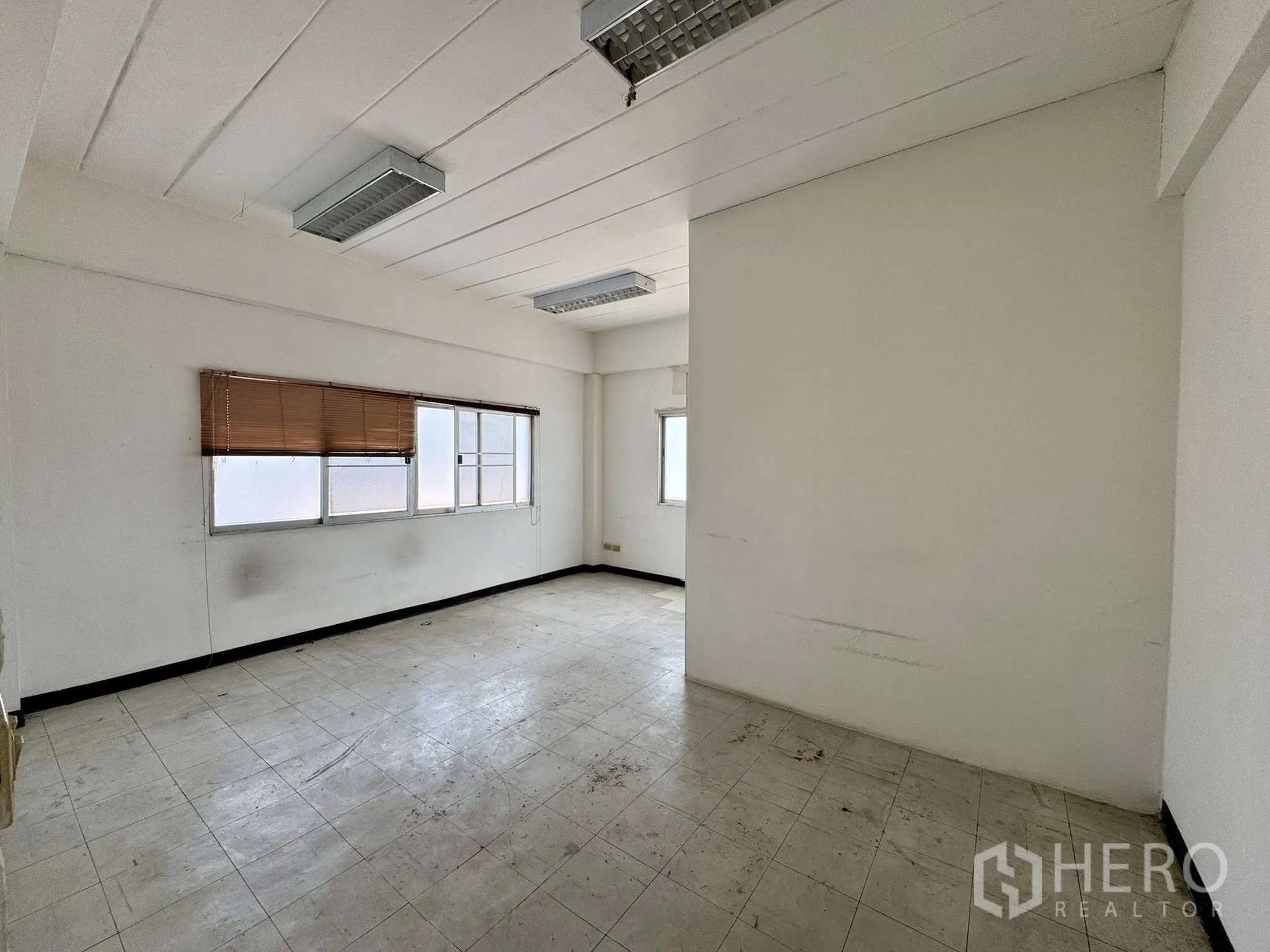 คลังสินค้า for rent in Mueang Samut Sakhon, Samut Sakhon - ห้องทำงานกลาง หน้าต่างพร้อมมู่ลี่ พื้นกระเบื้อง
