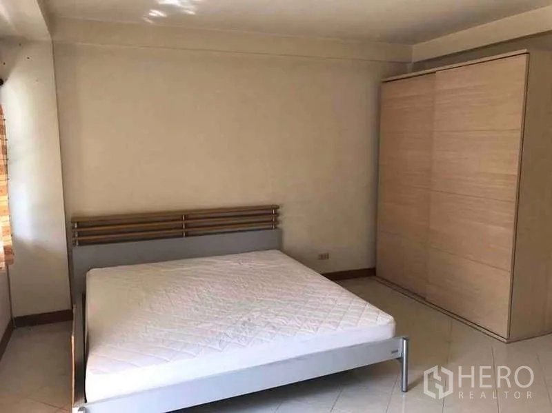 Townhouse for rent in Suan Luang, Bangkok - Spacious bedroom with bedside window, queen bed and large wardrobe.
