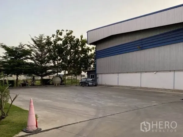 货栈 出租在Lat Krabang, Bangkok - 金属板仓库外侧的大型混凝土院坝，设停车位与绿植