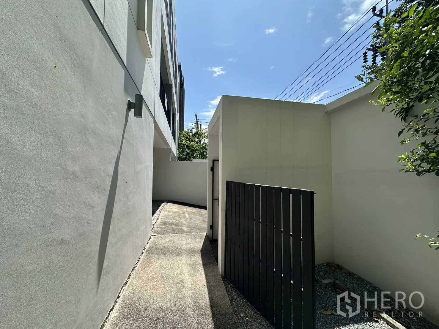 โฮมออฟฟิศ for rent in Phra Khanong, Bangkok - ทางเดินด้านข้างอาคารเชื่อมไปสู่พื้นที่หลังบ้านผ่านประตูรั้ว.