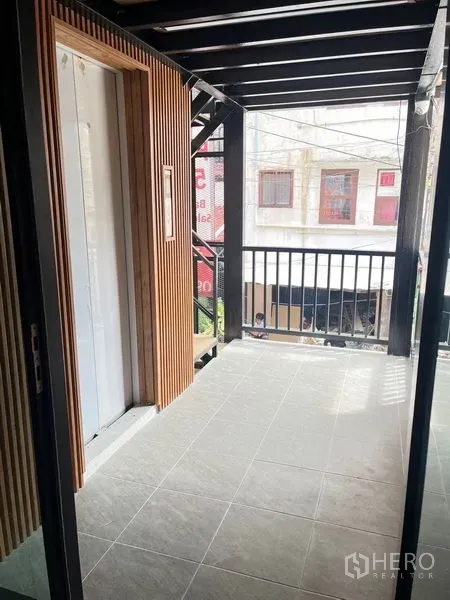 零售空间 出租 - 带顶小阳台，金属栏杆与外部楼梯，临街视野。