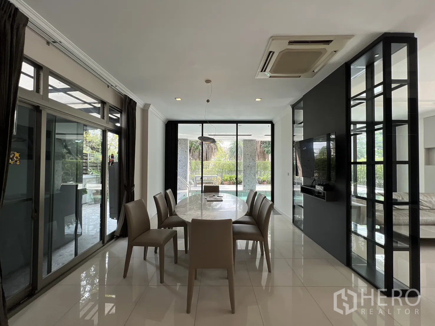 บ้านเดี่ยว for rent in Prawet, Bangkok - โซนทานข้าวพร้อมผนังทีวีบิวท์อินและประตูกระจกสู่เฉลียงสระ