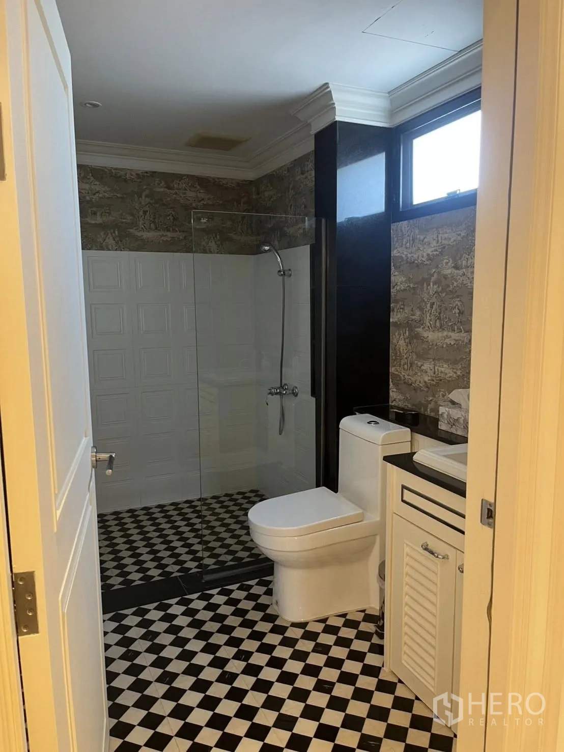 家庭办公室 for rent in Watthana, Bangkok - 浴室配玻璃淋浴间、黑白棋盘地砖与台盆柜。
