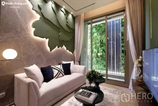 คอนโด ขายในBang Kho Laem, Bangkok - ห้องนั่งเล่นสไตล์โมเดิร์น ผนังตกแต่งศิลป์ โซฟาสีอ่อน ประตูกระจกสไลด์สู่ระเบียงพร้อมสวนแนวตั้ง