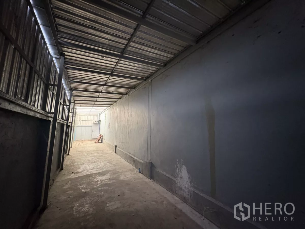 คลังสินค้า ให้เช่าในBang Phli, Samut Prakan - ทางเดินบริการแบบมีหลังคา ผนังเมทัลชีท พื้นคอนกรีต