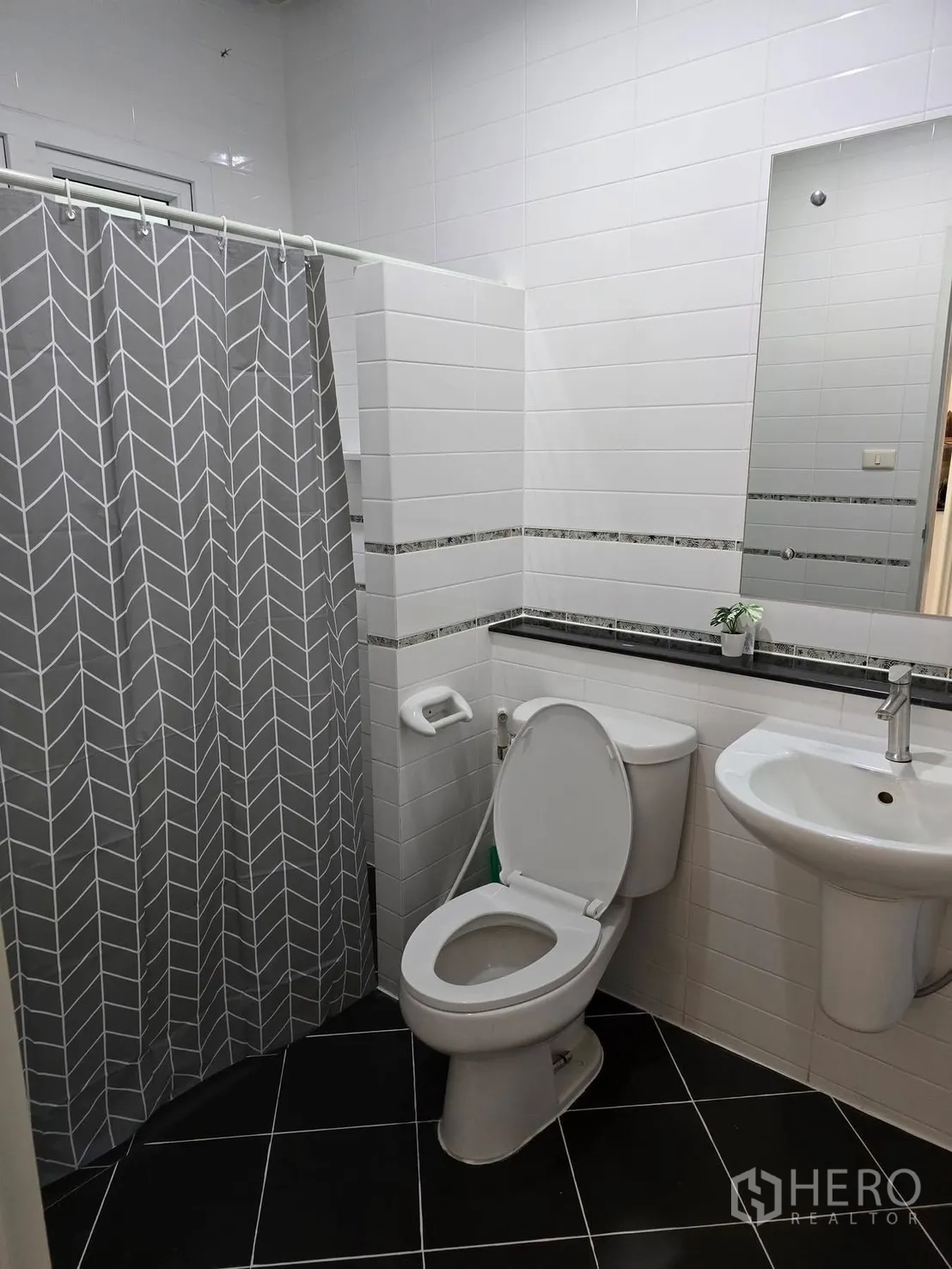 บ้านเดี่ยว for rent in Bang Phli, Samut Prakan - ห้องน้ำพร้อมม่านอาบน้ำ โถสุขภัณฑ์ และอ่างล้างหน้า