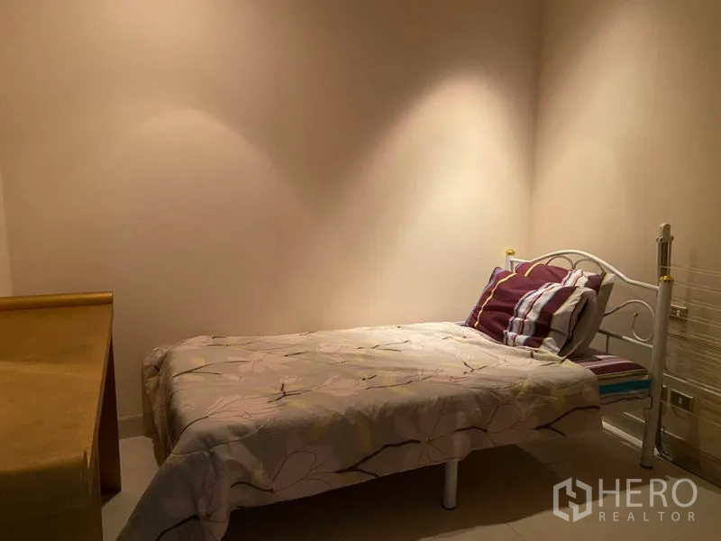 Condominium for rent in Sathon, Bangkok - Compact maid’s or extra bedroom with single bed, soft lighting and minimal decor.