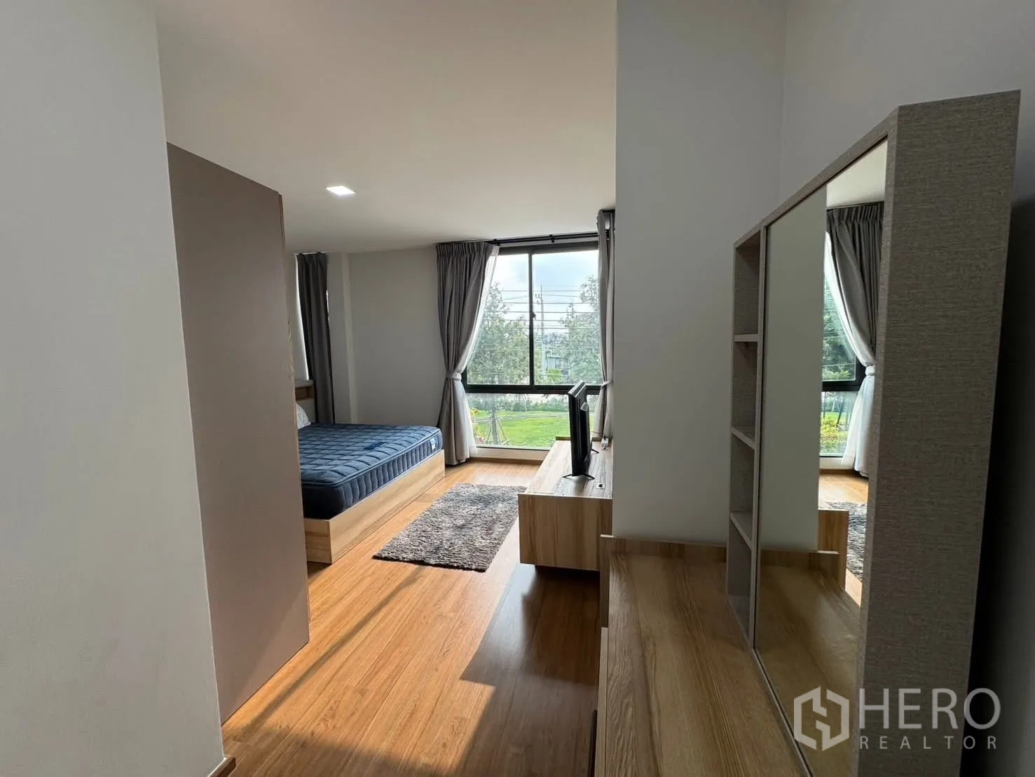 联排别墅 for rent in Bang Phli, Samut Prakan - 从更衣区望向主卧，可见大窗与电视。