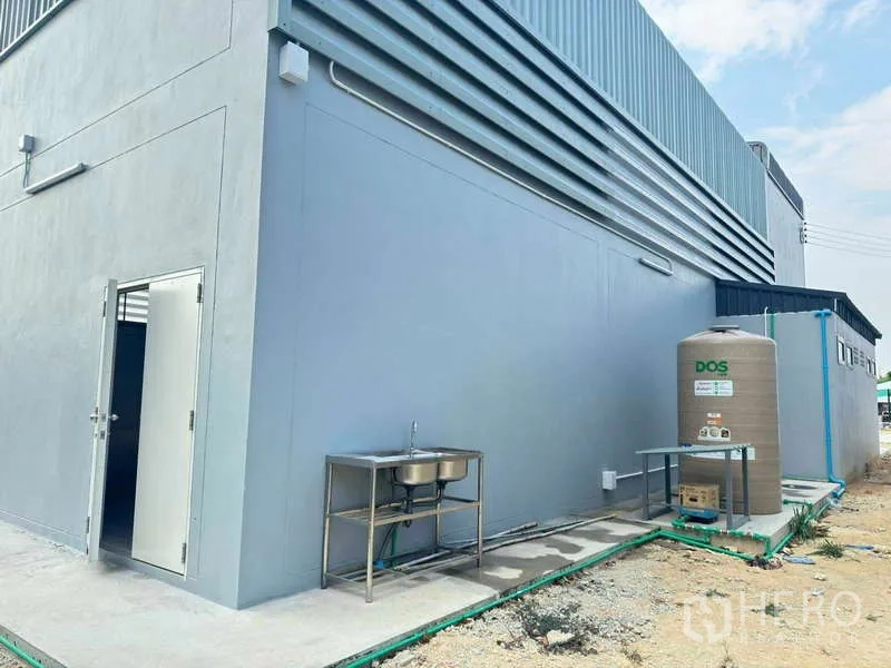 货栈 出租在Mueang Rayong, Rayong - 建筑后方服务区，配不锈钢水槽、蓄水罐及管线。