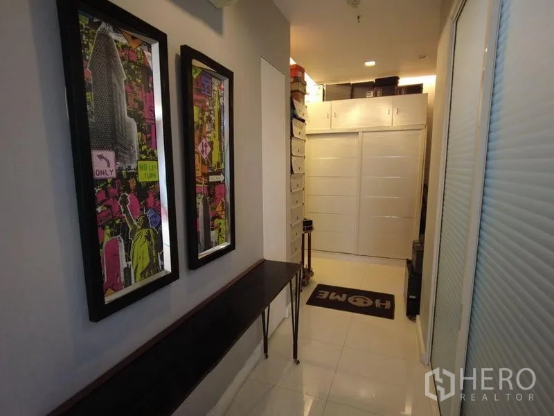 公寓 出租在Watthana, Bangkok - 走廊挂画、纤细玄关桌与内置柜