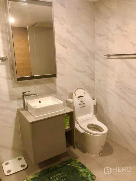 公寓 出租在Watthana, Bangkok - 浴室采用大理石纹墙面，台上盆与马桶