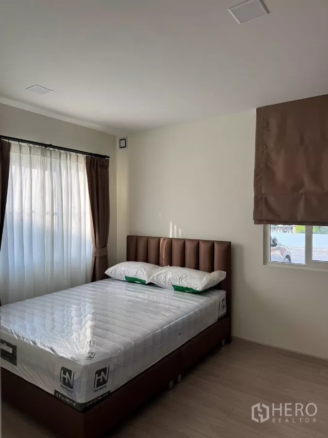 独立式住宅 出租在Bang Phli, Samut Prakan - 次卧带双人床与转角窗，采光充足。