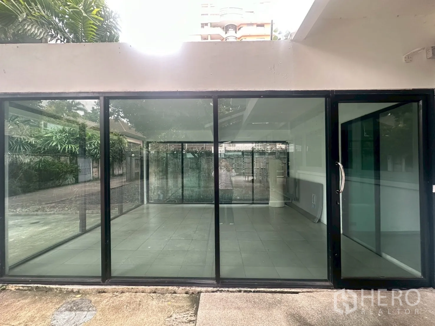 独立式住宅 出租在Watthana, Bangkok - 玻璃围合的多功能房，黑色边框推拉门。