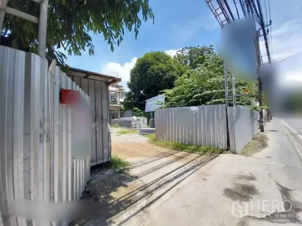 ที่ดิน ให้เช่าในKhlong Toei, Bangkok - แปลงที่ดินล้อมรั้ว ประตูทางเข้า ทางรถผ่าน และทางเข้าจากถนนหลักในเขตคลองเตย ใต้ท้องฟ้าสดใส