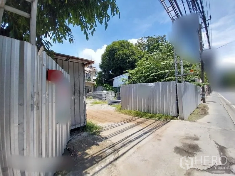 ที่ดิน ให้เช่าในKhlong Toei, Bangkok - แปลงที่ดินล้อมรั้ว ประตูทางเข้า ทางรถผ่าน และทางเข้าจากถนนหลักในเขตคลองเตย ใต้ท้องฟ้าสดใส