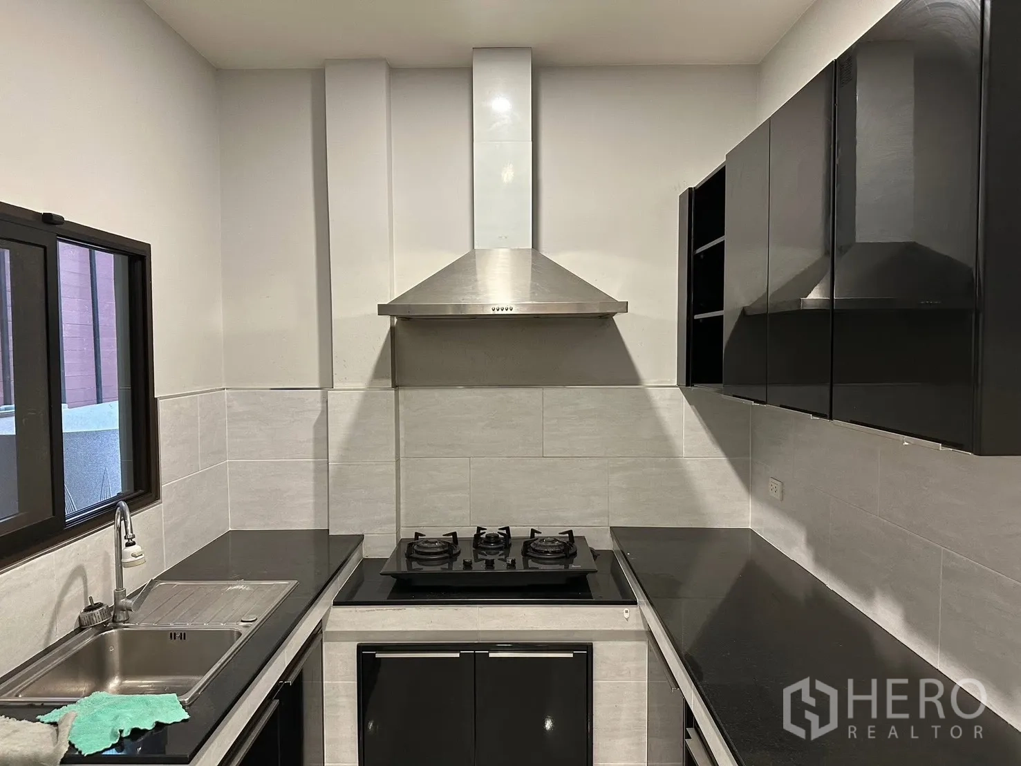 Detached House for rent in Bang Phli, Samut Prakan - Separate Thai kitchen with gas hob, stainless hood, sink and upper cabinets.