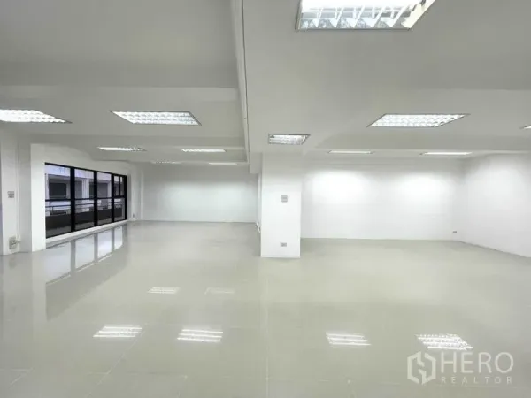 办公空间 出租在Khlong Toei, Bangkok - 宽敞工作区，大窗户与亮面地砖。