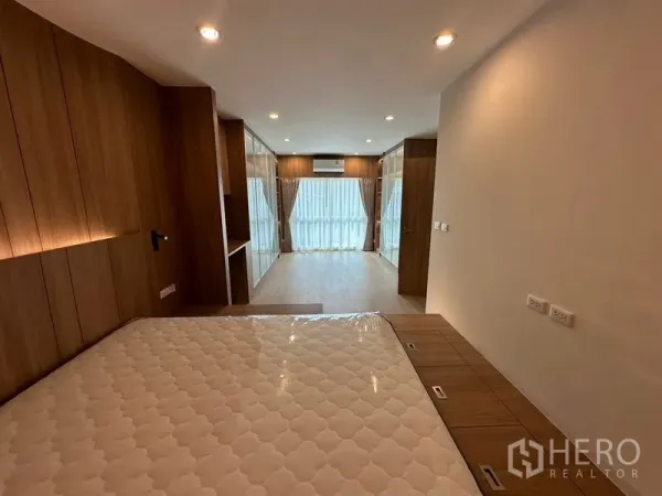 带办公室的家 出租在Khlong Toei, Bangkok - 主卧另一角度，内置衣柜、小书桌与遮光窗帘。