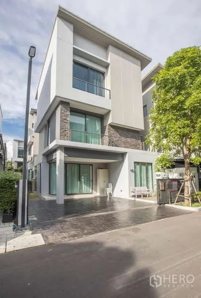 Detached House for rent or sale in Lat Phrao, Bangkok - Corner view of the detached house with long driveway, gated entrance and quiet street.