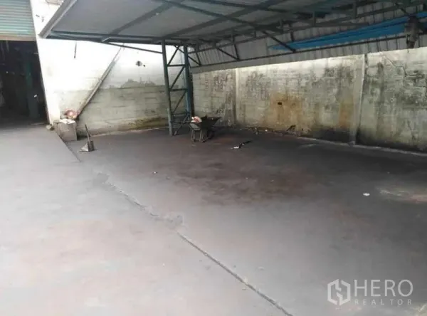 货栈 出租在Prawet, Bangkok - 带金属雨棚的装卸区，宽阔混凝土场地可停放卡车。