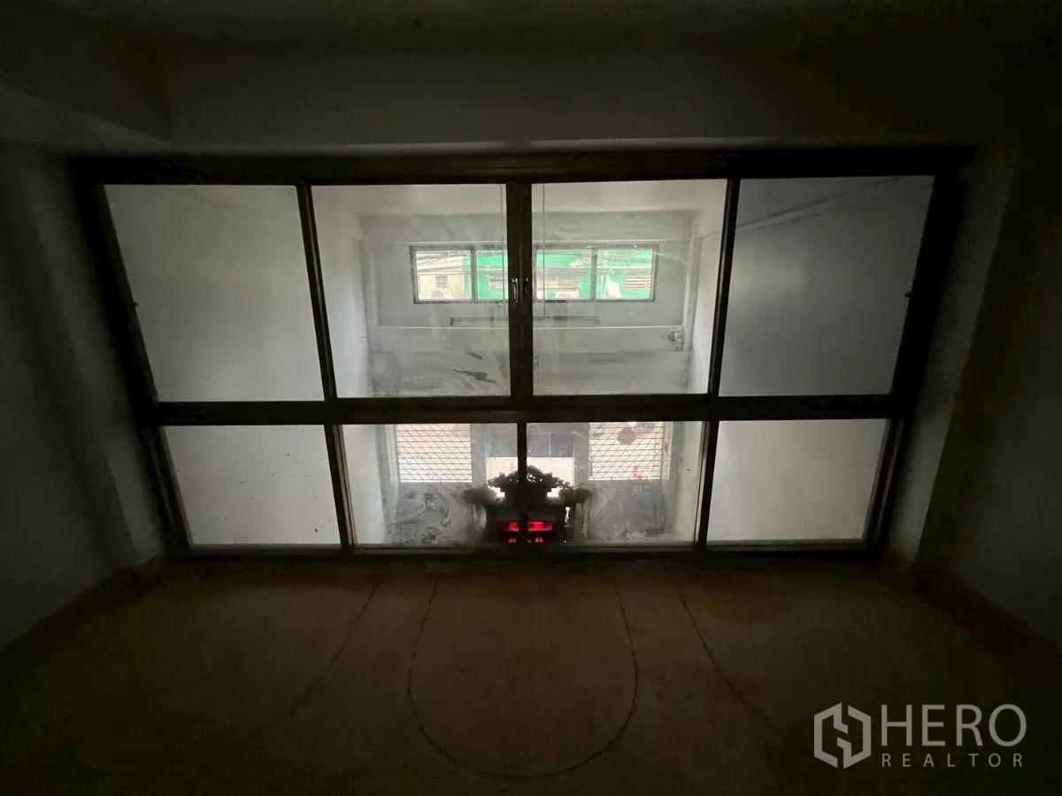 Shophouse for rent in Khlong Toei, Bangkok - Frosted front window wall with sliding panes providing natural light to the interior.
