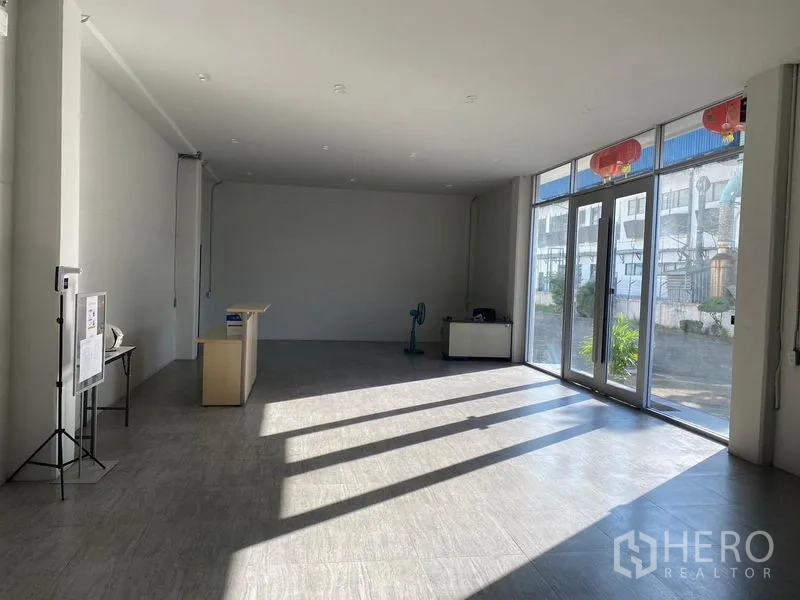 Warehouse for rent in Mueang Samut Prakan, Samut Prakan - Bright reception hall with full-height glass doors and tiled flooring.