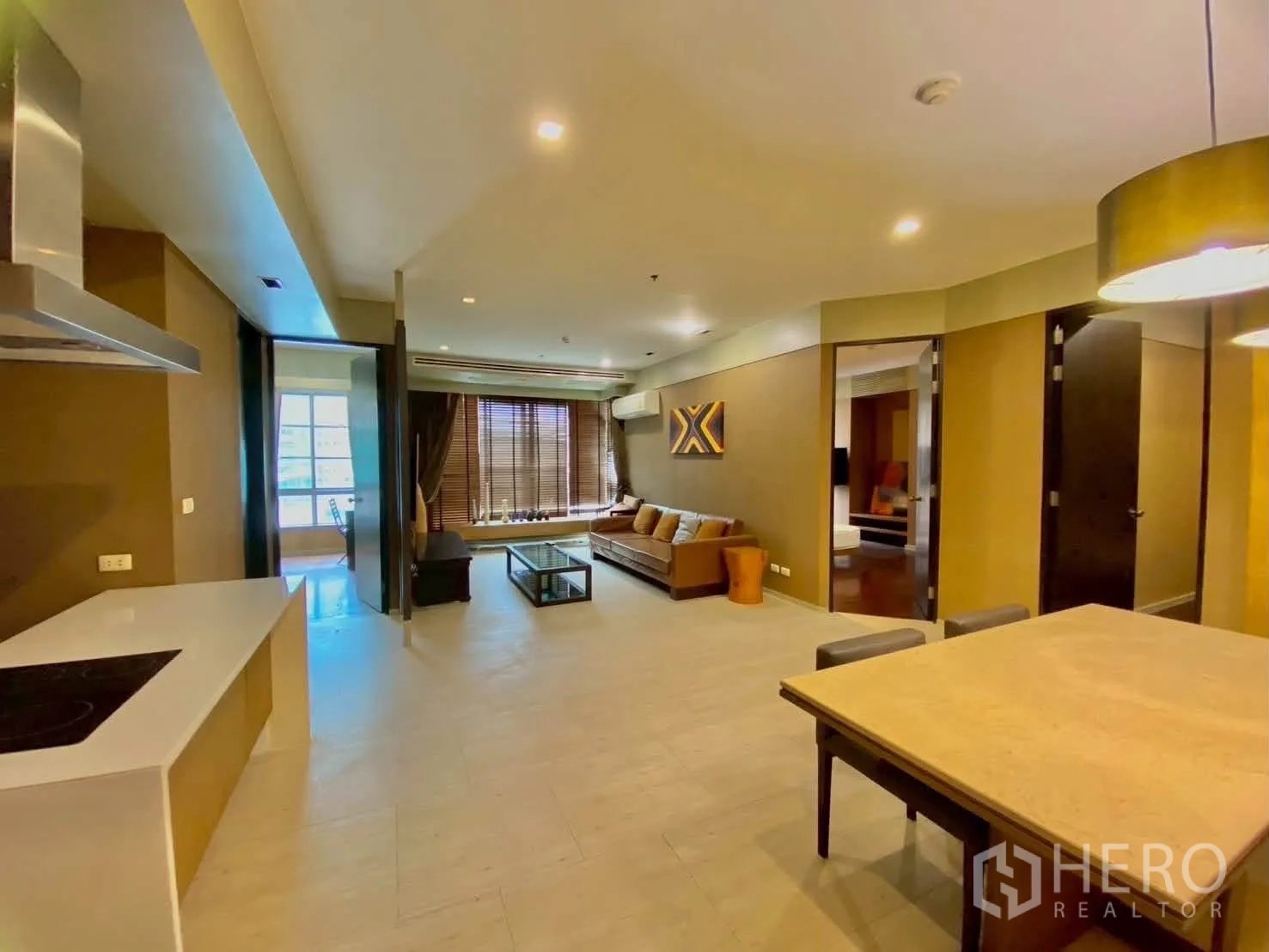 คอนโด for rent in Khlong Toei, Bangkok - พื้นที่รับแขกและรับประทานอาหารแบบเปิดเชื่อมครัวไอส์แลนด์