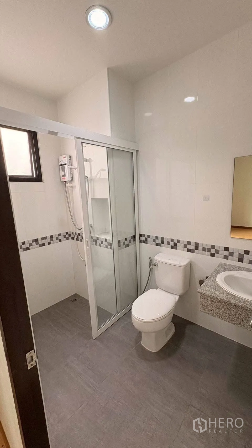 ทาวน์เฮาส์ for rent in Phra Khanong, Bangkok - ห้องน้ำพร้อมตู้กั้นอาบน้ำกระจก เครื่องทำน้ำอุ่น อ่างล้างหน้า และโถสุขภัณฑ์