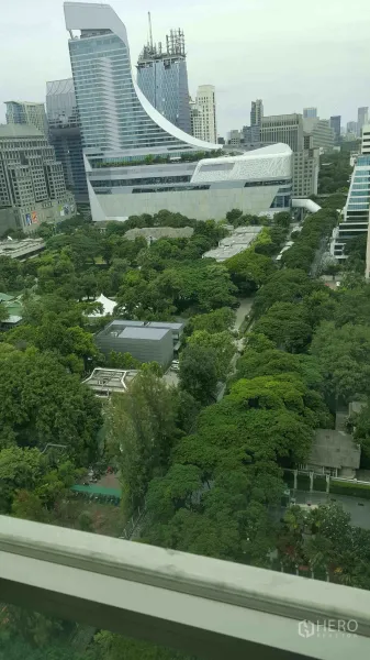 公寓 出租在Pathum Wan, Bangkok - 高层窗外景观：曼谷天际线与郁郁葱葱的公园，靠近奇隆