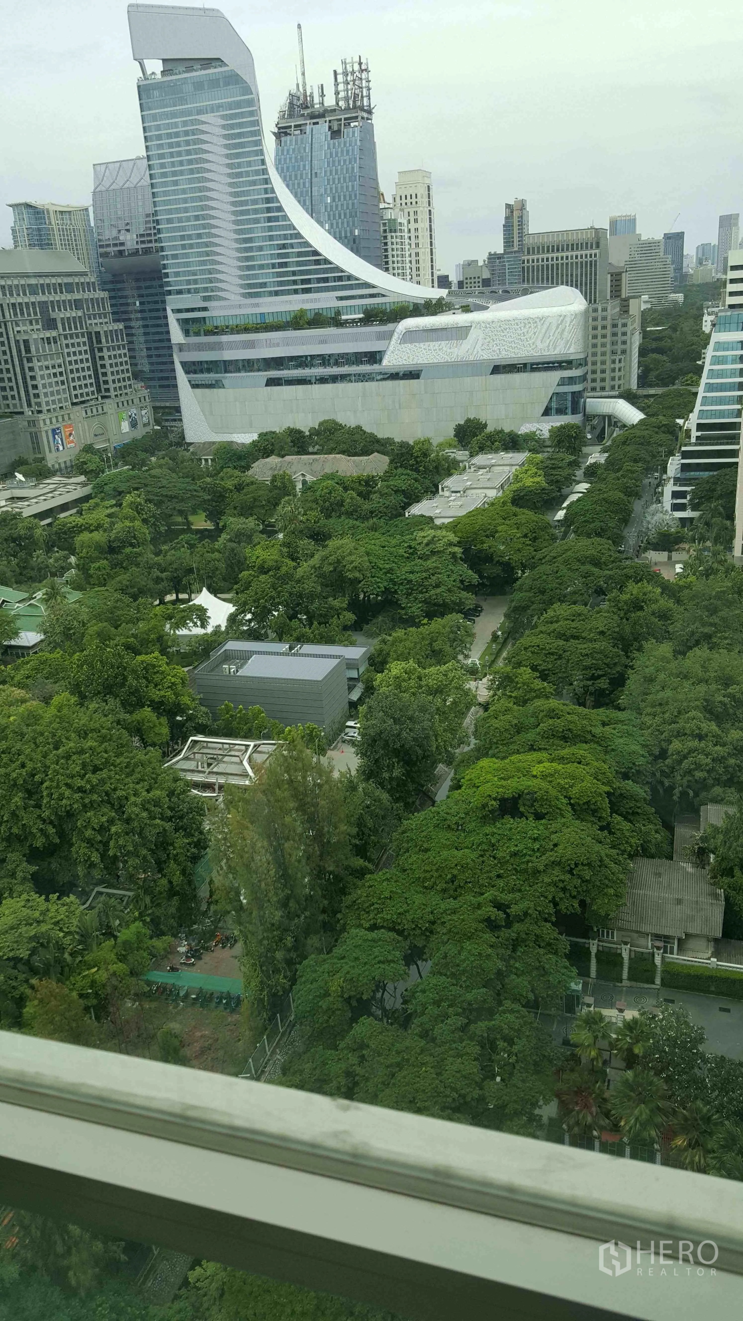 公寓 出租在Pathum Wan, Bangkok - 高层窗外景观：曼谷天际线与郁郁葱葱的公园，靠近奇隆