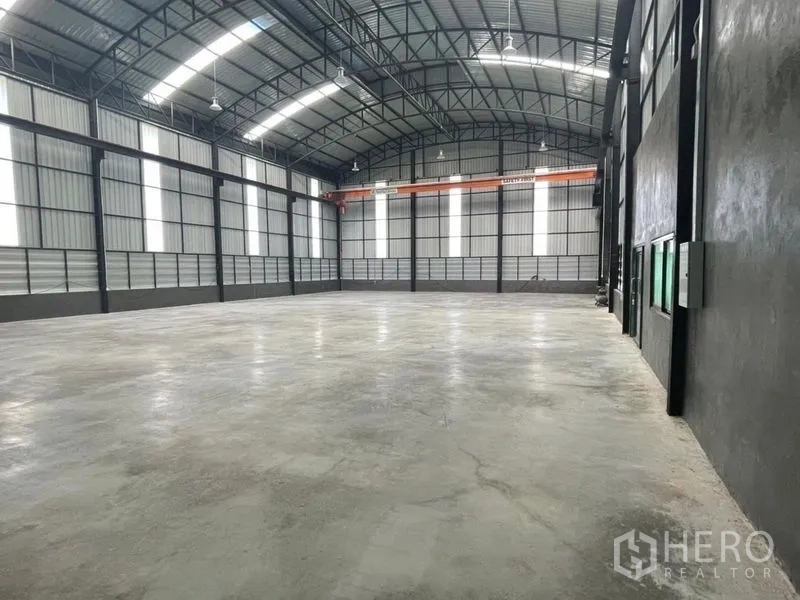 货栈 出租在Ban Bueng, Chon Buri - 仓库内部空间高挑，钢结构屋架、采光带与抛光混凝土地面。