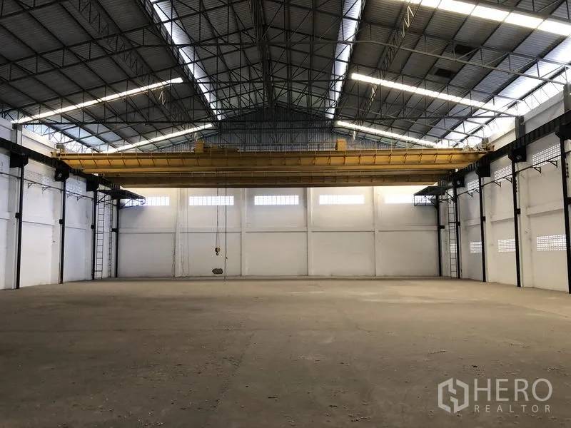 工厂 出租在Mueang Samut Prakan, Samut Prakan - 空旷厂房跨间，设单台行车与采光板。