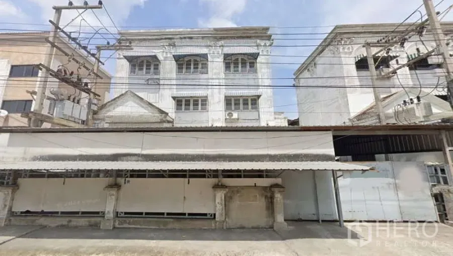 โรงงาน ให้เช่าหรือขายในKrathum Baen, Samut Sakhon - ประตูหน้าและกันสาดโหลดสินค้า ของโรงงานพร้อมออฟฟิศหลายชั้น