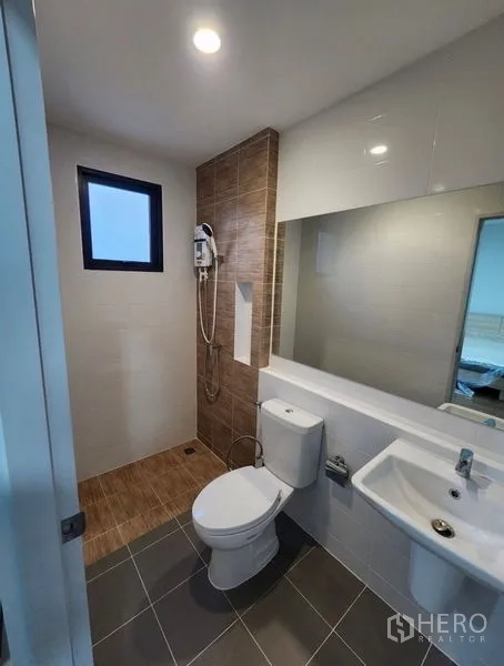 Townhouse for rent in Bang Phli, Samut Prakan - Modern bathroom with a walk-in shower, water heater, large mirror, and window for ventilation.