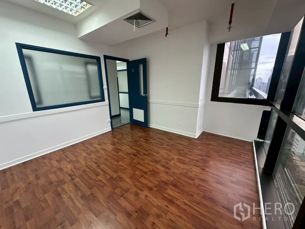 Office Space for rent in Khlong Toei, Bangkok - Private office with a large internal window and floor-to-ceiling glass corner.