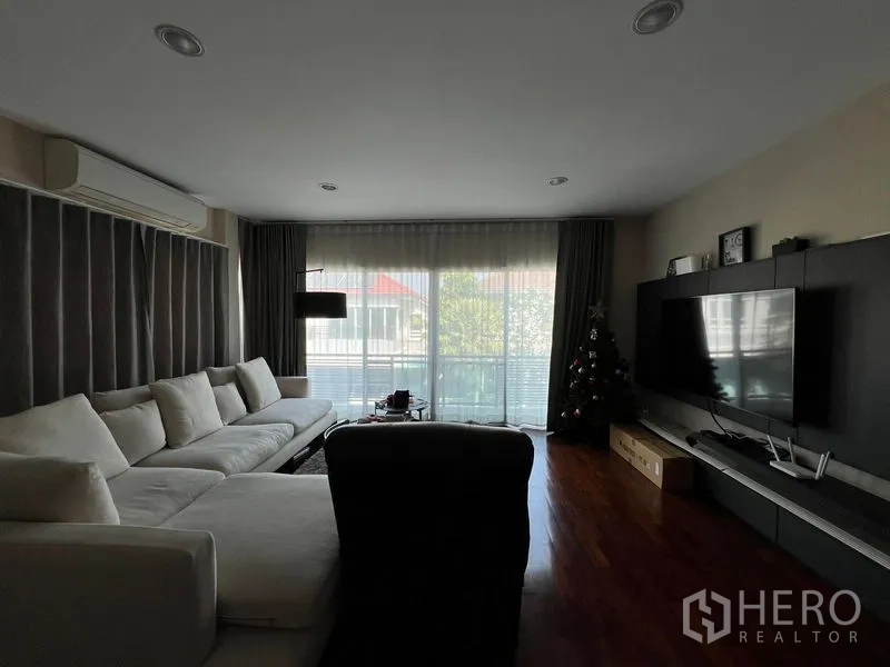 Detached House for rent or sale in Saphan Sung, Bangkok - Another view of the upstairs lounge with large sectional sofa and media wall.