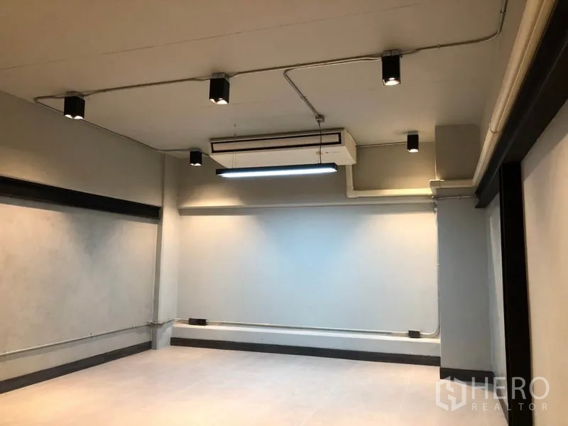 Retail Space for rent in Watthana, Bangkok - Upper floor retail space with air-conditioning, spotlights and clean light walls.