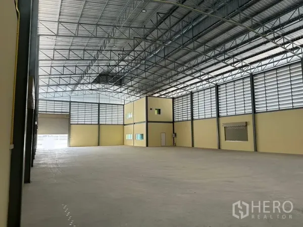 คลังสินค้า ให้เช่าหรือขายในBang Phli, Samut Prakan - โกดังเพดานสูงพร้อมกล่องสำนักงานชั้นลอย ช่องแสง และพื้นคอนกรีตเรียบ