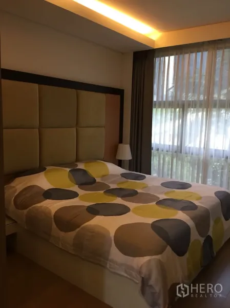 公寓 出租在Watthana, Bangkok - 第二卧室配大窗与纱帘，软包床头采光充足。
