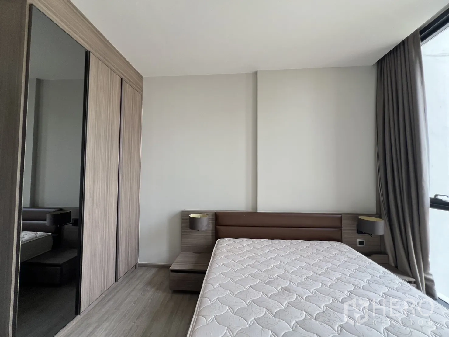 คอนโด for rent in Watthana, Bangkok - ห้องนอนพร้อมตู้เสื้อผ้าบิวท์อินบานกระจกข้างเตียง