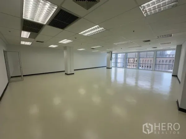 办公空间 出租在Bang Na, Bangkok - 明亮的开放式办公室，落地窗与城市景观，位于邦那。