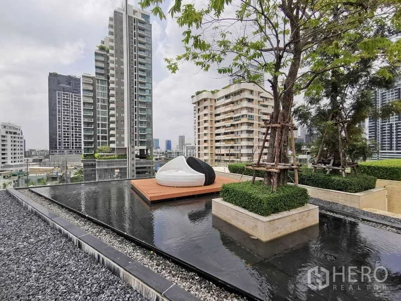 公寓 出租或出售在Watthana, Bangkok - 屋顶水景与观景平台，背景为城市天际线