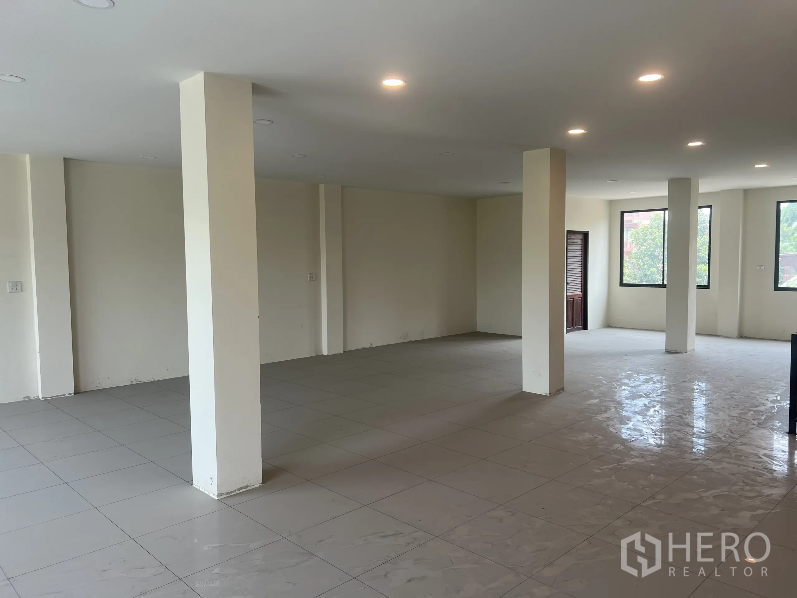 带办公室的家 出租在Suan Luang, Bangkok - 宽敞开间办公楼层，多扇窗、嵌灯与地砖地面