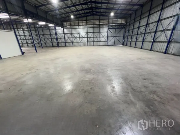 โกดัง for rent in Khlong Luang, Pathum Thani - โซนเก็บสินค้าโล่งของโกดัง เสาเหล็ก ผนังเมทัลชีท และพื้นคอนกรีตเรียบ