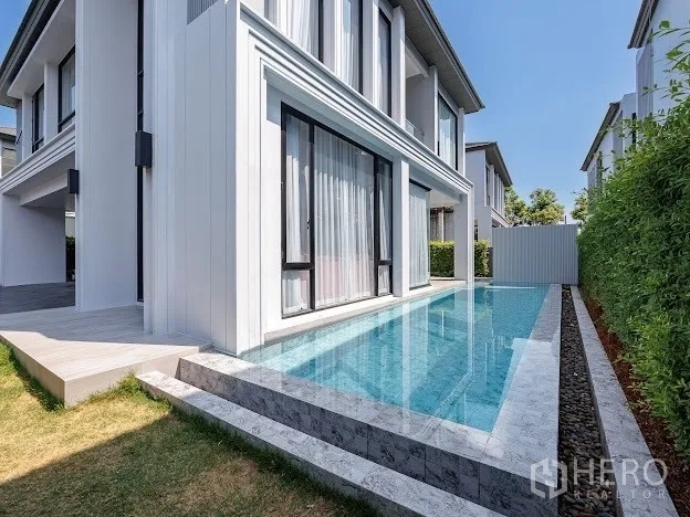 บ้าน ขายในPrawet, Bangkok - สระว่ายน้ำส่วนตัวแนวยาวข้างบ้าน พร้อมแนวรั้วต้นไม้และขอบหิน