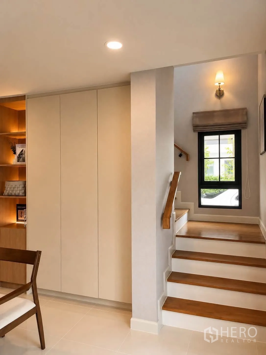 Detached House for rent in Bang Phli, Samut Prakan - Stair landing with built-in cabinetry and a window bringing in daylight.