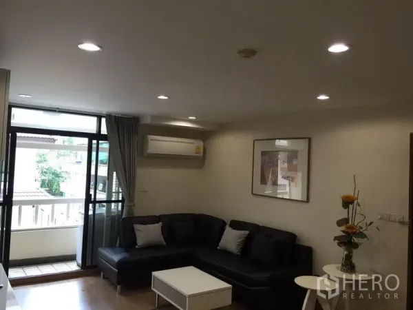 公寓 出租在Watthana, Bangkok - 开放式起居区，嵌入式照明并连接有顶阳台