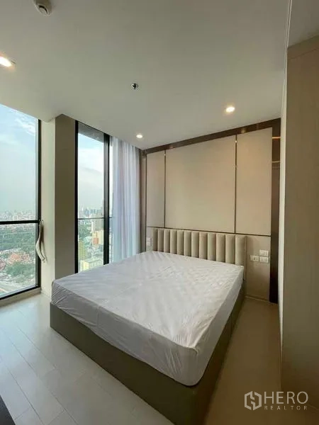 คอนโด ให้เช่าในPathum Wan, Bangkok - ห้องนอนใหญ่เตียงขนาดใหญ่ หน้าต่างมุมสูงจรดเพดานมองเห็นวิวเมือง